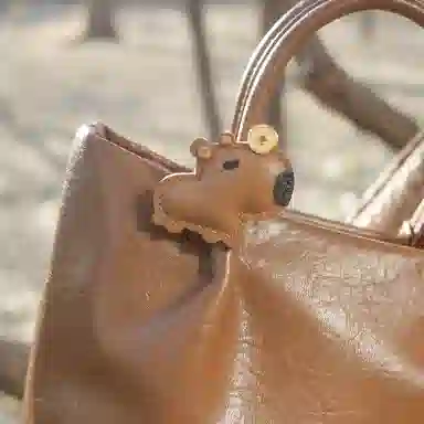 后鸟 头顶有钱了的卡皮巴拉包包挂饰配饰品可爱水豚高级感新中式国潮小众玩偶简约轻奢真皮手工美拉德色好运 羊皮 挂件 男女同款情侣款