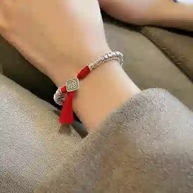 925