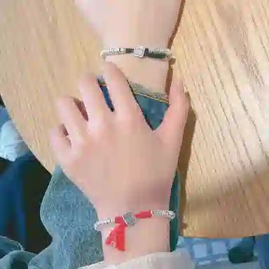 925