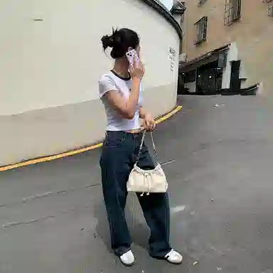 西木汀 云缦 小众品牌设计褶皱云朵包高级感小巧腋下包通勤百搭 牛皮 斜挎包 小号 女款 深邃黑/开心果白