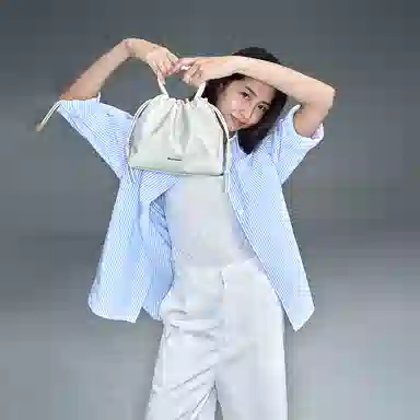 西木汀 高级感小众设计轻便百搭 牛皮 单肩斜挎手提包 女款 奶白色/深邃黑