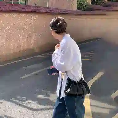 西木汀 云缦 小众品牌设计褶皱云朵包高级感小巧腋下包通勤百搭 牛皮 斜挎包 小号 女款 深邃黑/开心果白