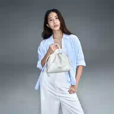 西木汀 高级感小众设计轻便百搭 牛皮 单肩斜挎手提包 女款 奶白色/深邃黑