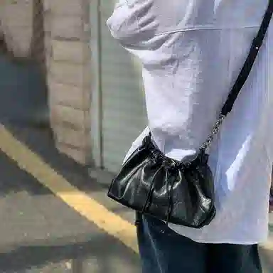 西木汀 云缦 小众品牌设计褶皱云朵包高级感小巧腋下包通勤百搭 牛皮 斜挎包 小号 女款 深邃黑/开心果白