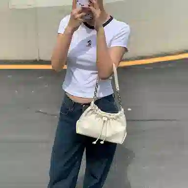 西木汀 云缦 小众品牌设计褶皱云朵包高级感小巧腋下包通勤百搭 牛皮 斜挎包 小号 女款 深邃黑/开心果白