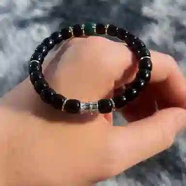 925