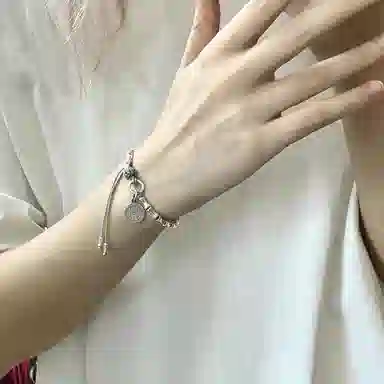 925