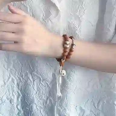 925
