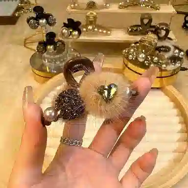 如花梦 韩版 秋冬鲨鱼夹后脑勺发勺发量多盘 可爱毛绒抓夹 亚克力 发夹 女款