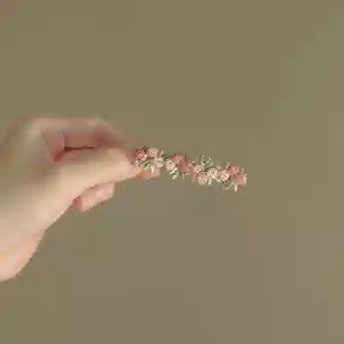 如花梦 粉色爱心花朵高级感后脑勺盘发鲨鱼 亚克力 发夹 女款