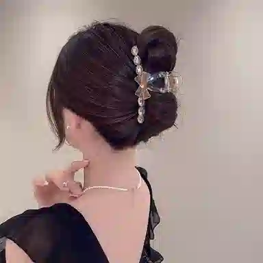 如花梦 闪闪水钻蝴蝶结抓夹后脑勺高级感气质鲨鱼夹日常通勤百搭发饰发卡 亚克力 发夹 女款