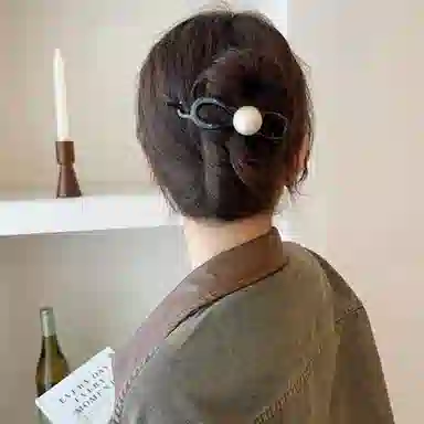 如花梦 蝴蝶结气质珍珠一字抓夹 高级感扭扭 后脑勺鲨鱼夹子 亚克力 发夹 女款