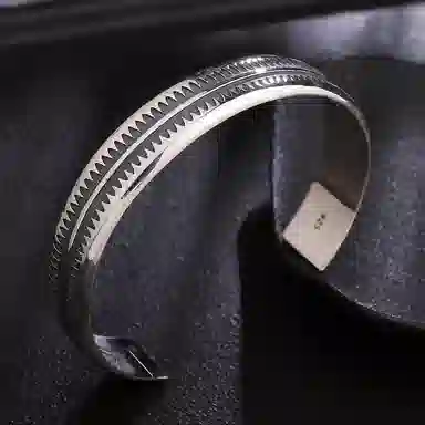 925