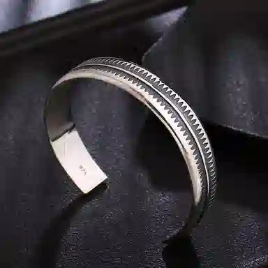 925