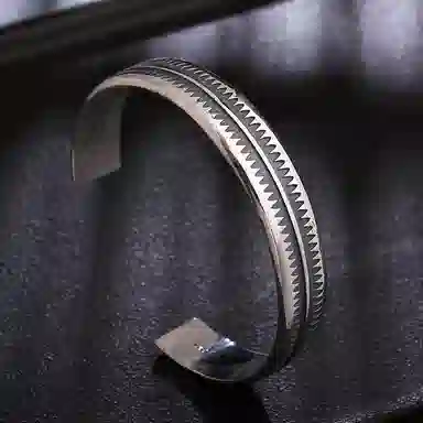 925