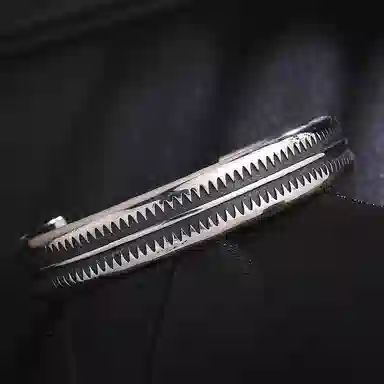 925