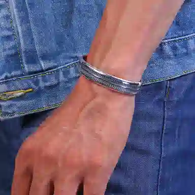 925