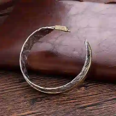 925