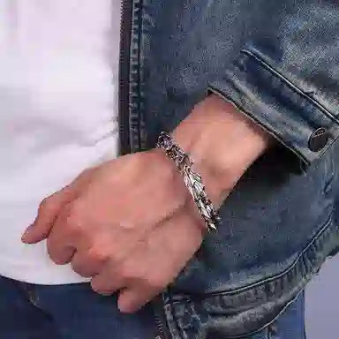 925