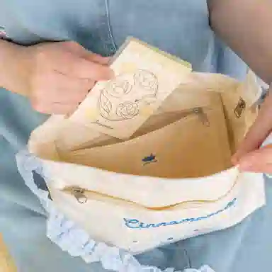 猫的天空之城 三丽鸥 联名可爱 帆布 斜挎包收纳包 男女同款情侣款 星云梦境