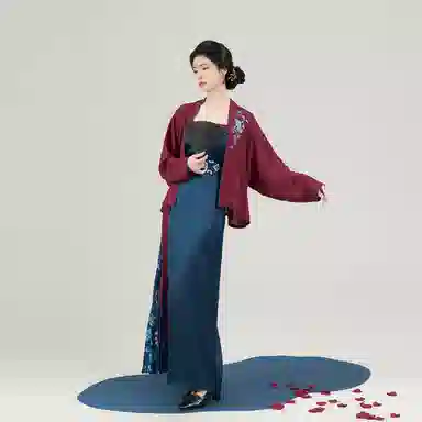 衔长月织造司原创宋制汉服新中式刺绣飞机袖外套抹胸吊带改良旋裙