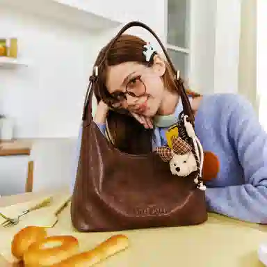 TOUTOU Crayon Dog Shoulder Bag Cream White