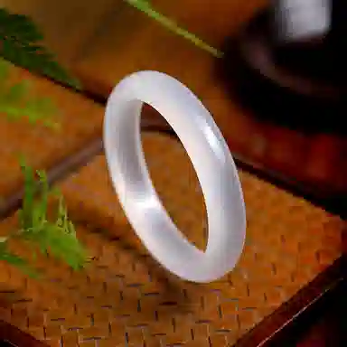 梨云暮雪 白月光荔枝冻玉镯 贵妃镯 古香古色 起胶起荧光 新中式 国风国潮 通透 玛瑙 手镯 女款