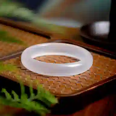 梨云暮雪 白月光荔枝冻玉镯 贵妃镯 古香古色 起胶起荧光 新中式 国风国潮 通透 玛瑙 手镯 女款