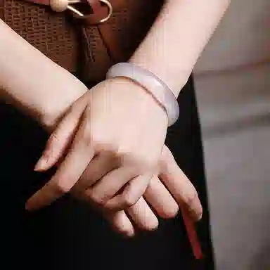 梨云暮雪 白月光荔枝冻玉镯 贵妃镯 古香古色 起胶起荧光 新中式 国风国潮 通透 玛瑙 手镯 女款