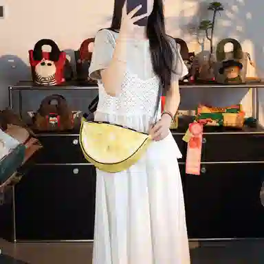 完美款款  夏日水果小众文艺休闲通勤防水百搭单肩斜挎布包胸包