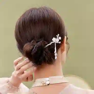 银千惠 梅花发簪 新中式小众设计中国风古风国潮盘发汉服流苏步摇发钗簪子头饰 发簪 女款 银色 礼盒装 礼物