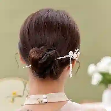 银千惠 梅花发簪 新中式小众设计中国风古风国潮盘发汉服流苏步摇发钗簪子头饰 发簪 女款 银色 礼盒装 礼物