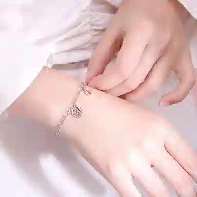 925