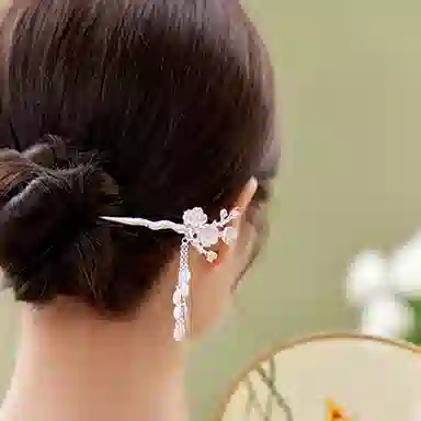 银千惠 梅花发簪 新中式小众设计中国风古风国潮盘发汉服流苏步摇发钗簪子头饰 发簪 女款 银色 礼盒装 礼物