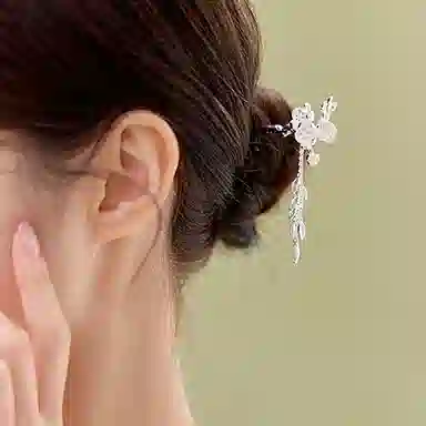 银千惠 梅花发簪 新中式小众设计中国风古风国潮盘发汉服流苏步摇发钗簪子头饰 发簪 女款 银色 礼盒装 礼物