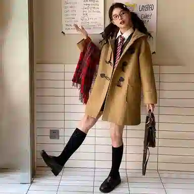 东鲸岁时记 休闲外套学院风徽章纯色连帽牛角扣直筒呢子加厚防寒夹棉大衣 女款