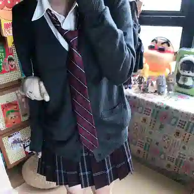 东鲸岁时记 学院风开学季纯色西服格纹中腰修身半裙制服 女款 黑色+红色