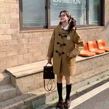 东鲸岁时记 学院风牛角扣连帽休闲长袖大衣 女款 驼色