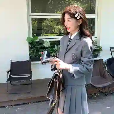 东鲸岁时记 学院风学姐感气质绣标上衣纯色高腰温柔风百褶半裙搭配一整套西装套装 春秋季 女款 礼盒装 灰色