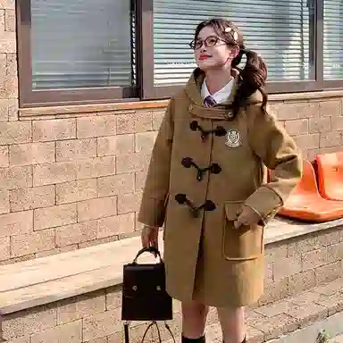东鲸岁时记 休闲外套学院风徽章纯色连帽牛角扣直筒呢子加厚防寒夹棉大衣 女款