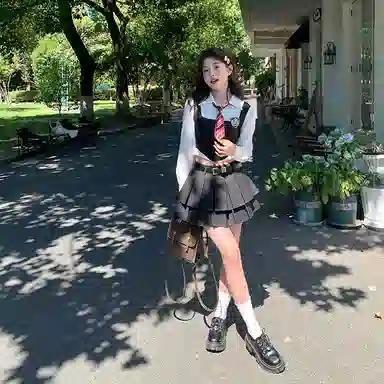 东鲸岁时记 学院风修身辣妹收腰假两件上衣学姐感文艺风纯色百褶半裙制服 春秋季 女款 礼盒装 黑色+白色