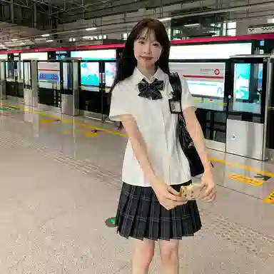 东鲸岁时记 学院风翻领刺绣贴袋短袖衬衫格纹短裙制服 女款