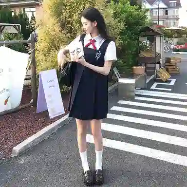 东鲸岁时记 学院风纯色尖领短袖衬衫背带裙制服 女款 礼盒装