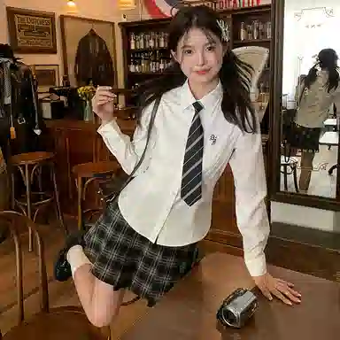 东鲸岁时记 港风学院风学姐感修身伯克利半裙松弛感温柔风格纹休闲短裙 春秋季 女款 礼盒装 黑灰色格裙