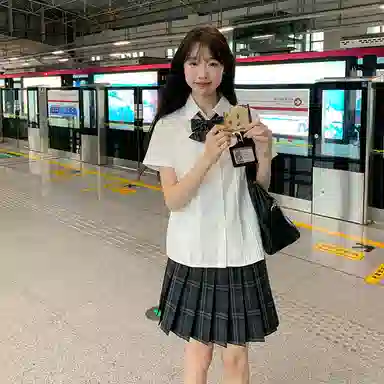 东鲸岁时记 学院风翻领刺绣贴袋短袖衬衫格纹短裙制服 女款