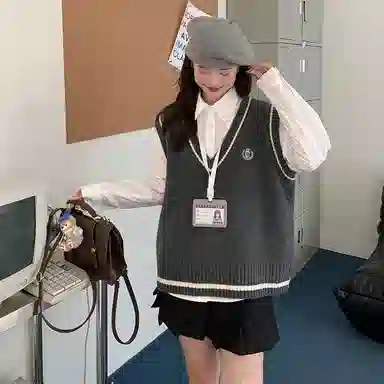 东鲸岁时记 学院风纯色刺绣套头马甲针织衫休闲外套裙子裙装套装 秋冬季 女款 灰色+黑色