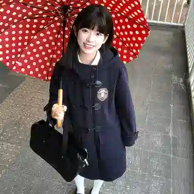 东鲸岁时记 牛角扣口袋大衣保暖学院风开衫百褶半裙制服 女款