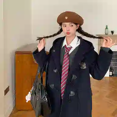 东鲸岁时记 休闲外套学院风徽章纯色连帽牛角扣直筒呢子加厚防寒夹棉大衣 女款