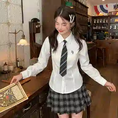 东鲸岁时记 港风学院风学姐感修身伯克利半裙松弛感温柔风格纹休闲短裙 春秋季 女款 礼盒装 黑灰色格裙