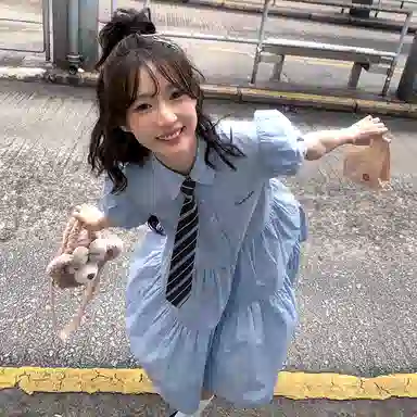 东鲸岁时记 学院风夏日多巴胺初恋清纯奶甜尖领女装字母刺绣宽松显瘦泡泡袖短袖连衣裙 女款 礼盒装 蓝色北海道牛乳